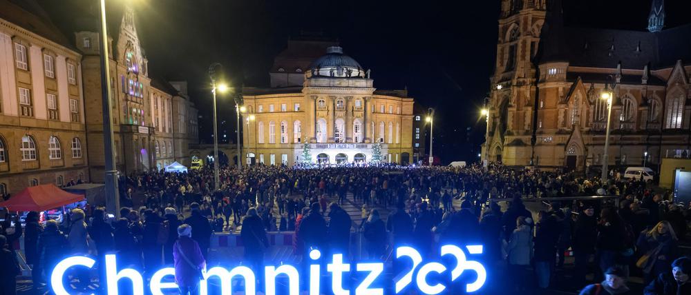 Zum Abschluss des Kulturhauptstadtjahres beteiligen sich Tausende Menschen auf dem Chemnitzer Theaterplatz am Weihnachtssingen. 
