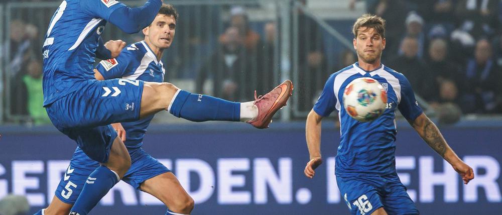 Mateusz Zukowski (l) trifft artistisch zum 1:0.