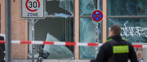 Durch die Explosion einer Kugelbombe sind zahlreiche Fensterscheiben in der Vorbergstraße im Stadtteil Schöneberg zu Bruch gegangen. (Archivbild)