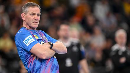 Bundestrainer Alfred Gislason hat mit den deutschen Handballern eine schwere EM-Gruppe erwischt. (Archivbild)