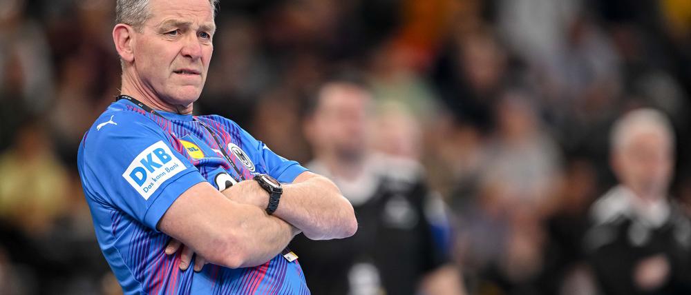 Bundestrainer Alfred Gislason hat mit den deutschen Handballern eine schwere EM-Gruppe erwischt. (Archivbild)