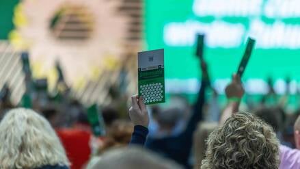 Eine Abstimmung beim Parteitag der Grünen (Archivbild).