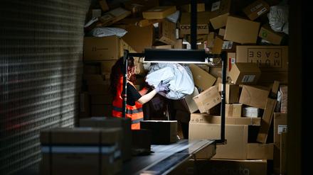 Normalerweise bis zu sieben Millionen Pakete pro Tag. In der Weihnachtszeit werden es wohl mehr als zwölf Millionen.