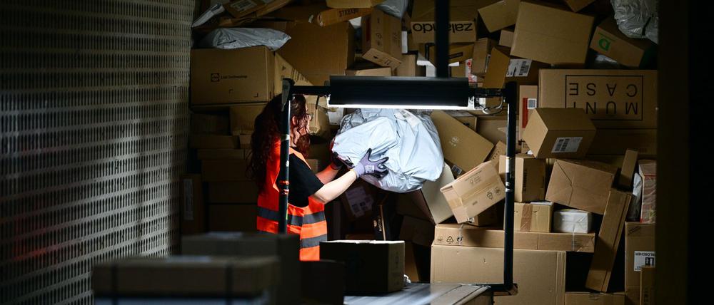 Normalerweise bis zu sieben Millionen Pakete pro Tag. In der Weihnachtszeit werden es wohl mehr als zwölf Millionen.