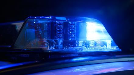 Ein Blaulicht leuchtet auf einem Einsatzfahrzeug der Polizei (Symbolbild).