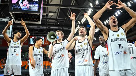 Feier vor dem Fanblock: Deutschland ist stark in die Quali gestartet.