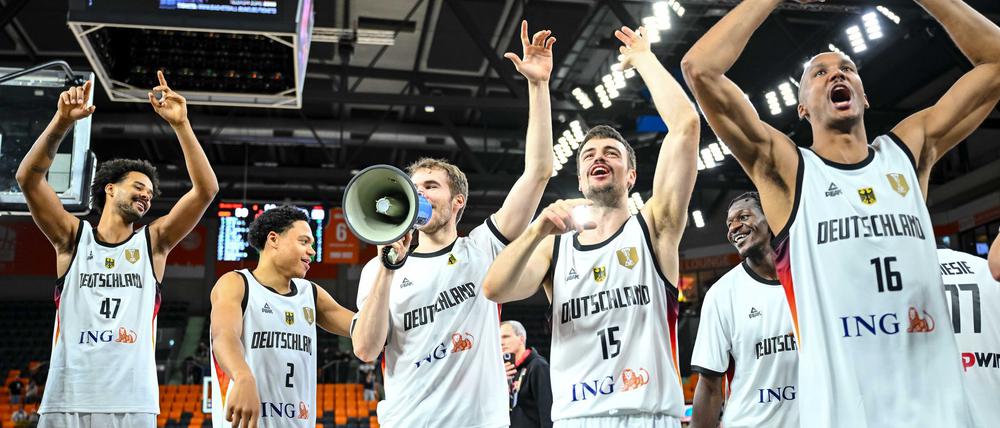 Feier vor dem Fanblock: Deutschland ist stark in die Quali gestartet.