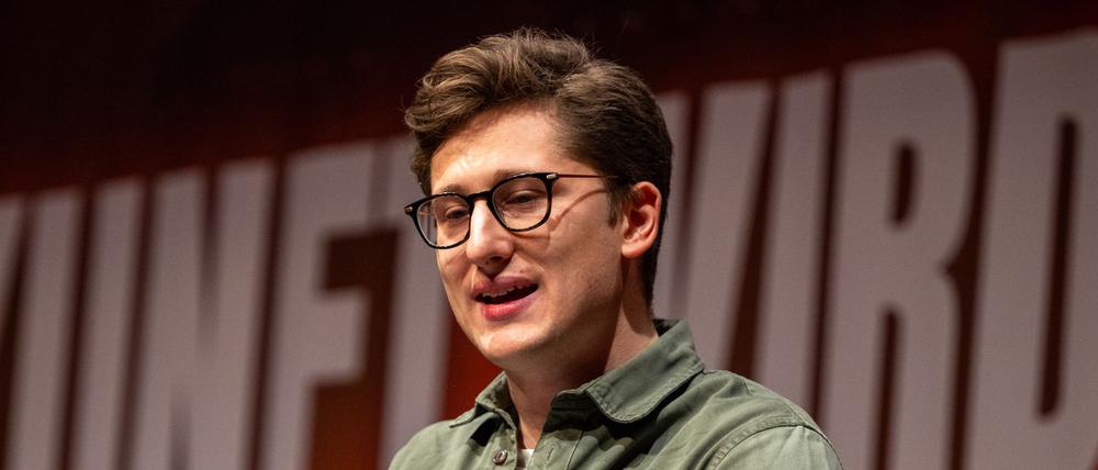 Der Bundesvorsitzende der Jungsozialisten (Jusos), Philipp Türmer, spricht zur Begrüßung der Delegierten beim Bundeskongress in Mannheim.