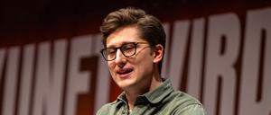 Der Bundesvorsitzende der Jungsozialisten (Jusos), Philipp Türmer, spricht zur Begrüßung der Delegierten beim Bundeskongress in Mannheim.