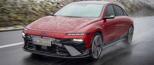 Sehr flache Pixel-Tagfahrlichter und darunter die LED-Matrix-Scheinwerfer. Die beim Facelift vergrößerten Lufteinlässe, die den Fahrwiderstand verringern, lassen den Wagen noch sportlicher wirken.