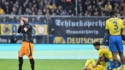Schockmoment: Braunschweigs Florian Flick bleibt verletzt am Boden liegen.