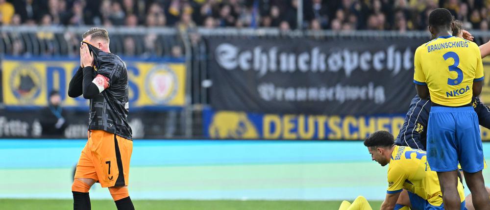 Schockmoment: Braunschweigs Florian Flick bleibt verletzt am Boden liegen.