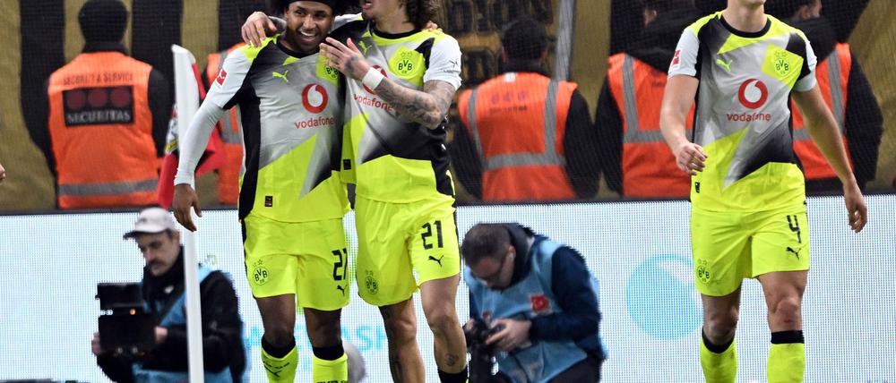 Karim Adeyemi (l) traf in Leverkusen erneut.