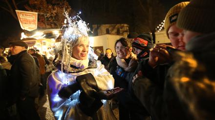 Auf dem Böhmischen Weihnachtsmarkt auf dem Babelsberger Weberplatz war eine Kristallfee unterwegs und bezauberte Große und Kleine.