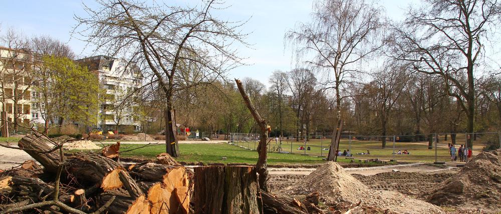 Ein Bauzaun versperrt den Weg im Heinrich- Lassen- Park an der Belziger Straße in Berlin-Schöneberg. Foto: Thilo Rückeis