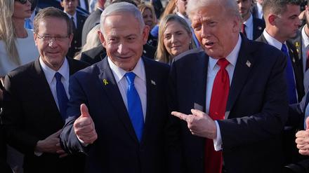 US-Präsident Donald Trump (r-l), der israelische Ministerpräsident Benjamin Netanjahu und Israels Präsident Izchak Herzog. (Archivbild)