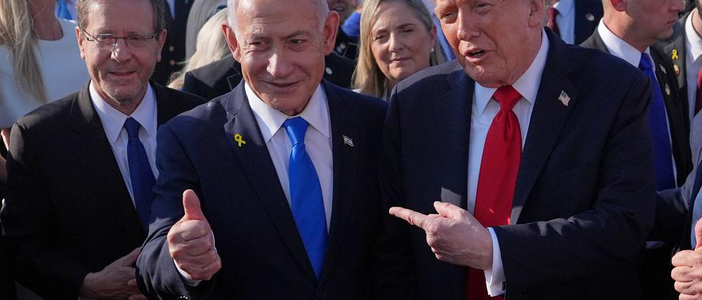 US-Präsident Donald Trump (r-l), der israelische Ministerpräsident Benjamin Netanjahu und Israels Präsident Izchak Herzog. (Archivbild)
