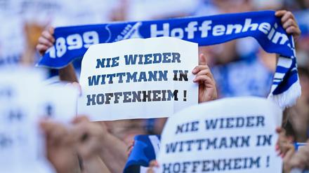 Fans der TSG Hoffenheim protestieren gegen den Einfluss von Spielerberater Roger Wittmann