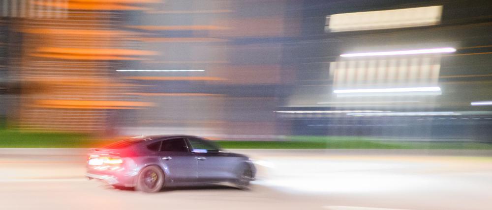 Etliche Teilnehmer des Tuning-Treffens sollen die eintreffende Polizei angegriffen haben. (Symbolbild)