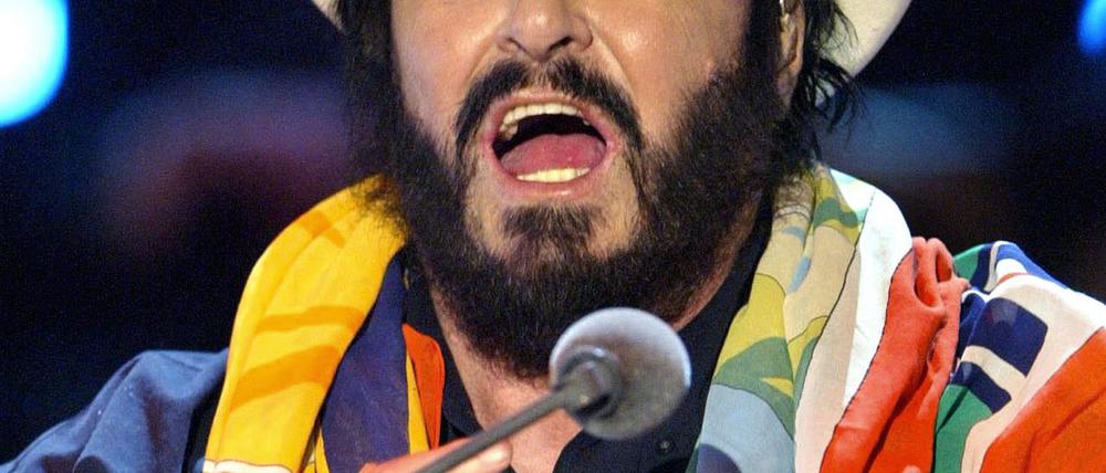Der echte Luciano Pavarotti - 2003 bei einem „Wetten, dass..?“-Auftritt. (Archivbild)