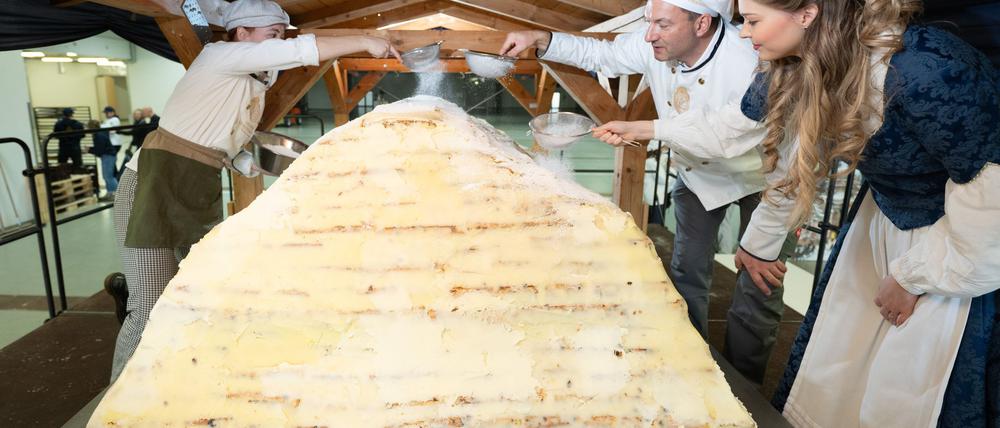 Die Dresdner Stollenbäcker haben ihren Riesenstollen zusammengesetzt.