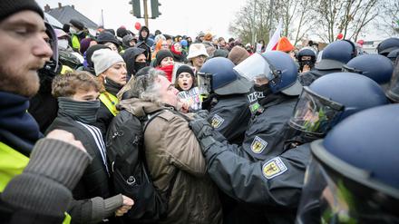 Bei den Demos in Gießen kam es auch zu teils heftigen Auseinandersetzungen von Demonstranten und Polizei.