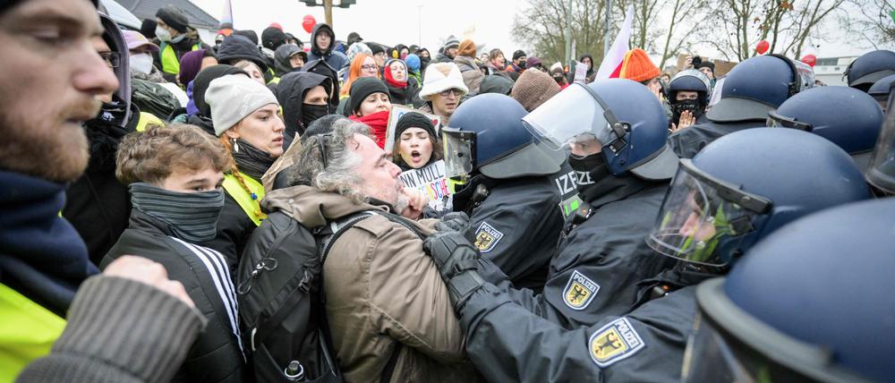 Bei den Demos in Gießen kam es auch zu teils heftigen Auseinandersetzungen von Demonstranten und Polizei.