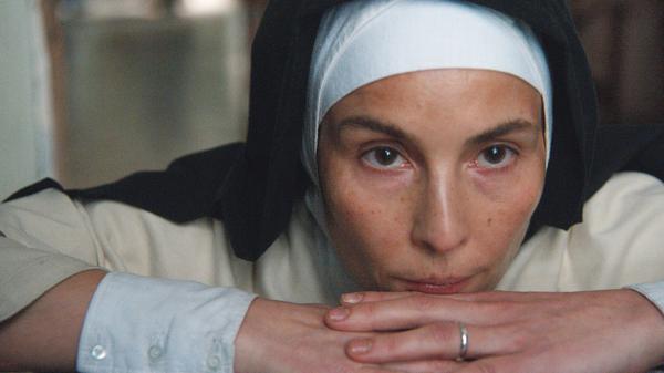 Mutter Teresa (Noomi Rapace) mit 37, als sie im Jahr 1948 vom Vatikan die Erlaubnis ertrotzt, die „Missionarinnen der Nächstenliebe“ zu gründen.