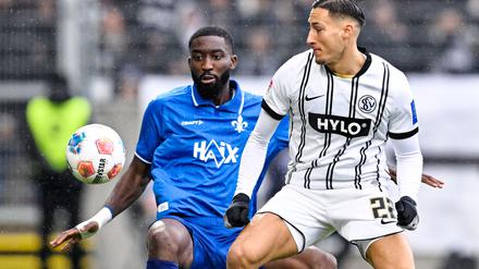 Elversbergs Torjäger Younes Ebnoutalib (r.) im Duell mit Patric Pfeiffer