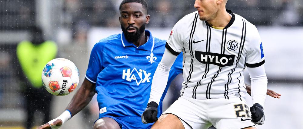 Elversbergs Torjäger Younes Ebnoutalib (r.) im Duell mit Patric Pfeiffer