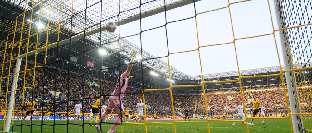 Alexander Rossipal (Dynamo Dresden, r) trifft zum 1:0.