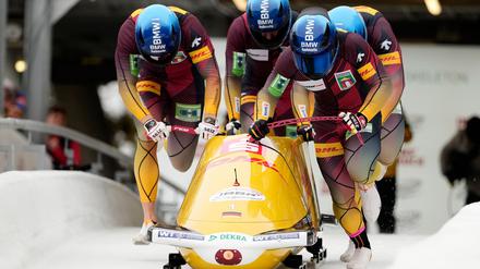 Francesco Friedrich holt im Viererbob mit Tim Becker, Alexander Schueller und Felix Straub den ersten Saisonsieg.