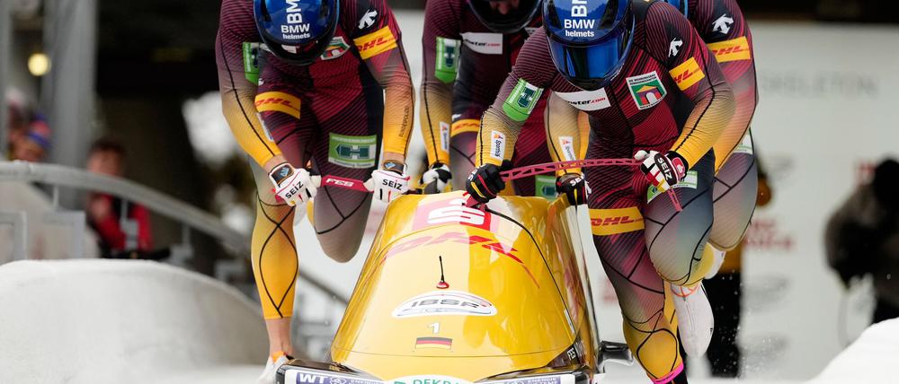 Francesco Friedrich holt im Viererbob mit Tim Becker, Alexander Schueller und Felix Straub den ersten Saisonsieg. 