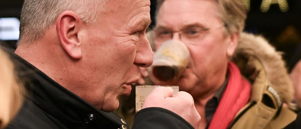 Berlins Regierender Bürgermeister Kai Wegner (CDU) trinkt Glühwein bei der Eröffnung des Weihnachtsmarktes auf dem Breitscheidplatz.