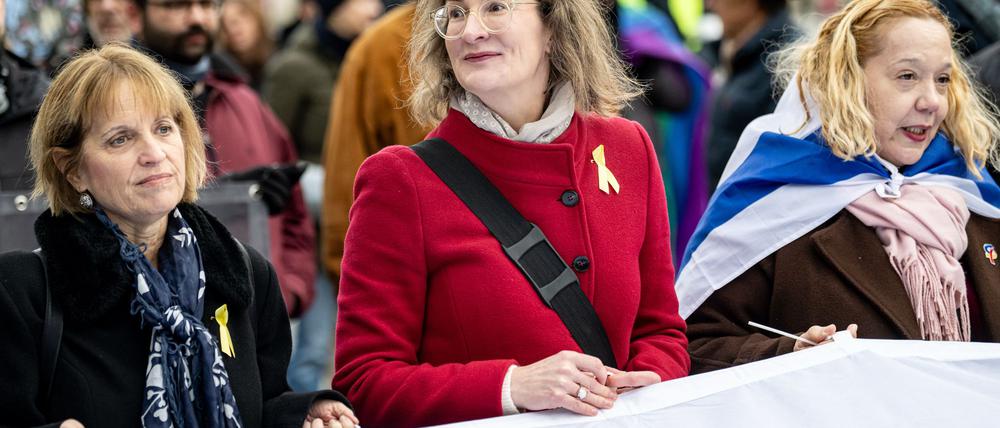 Preisler demonstrierte häufiger mit Blumen und Pappschild am Rande von propalästinensischen Demonstrationen. 