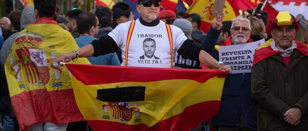 Eine ähnlich große Demo gegen Sánchez hatte es zuletzt im Juni gegeben.
