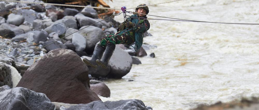 Die Rettungsarbeiten kommen nur schleppend voran.
