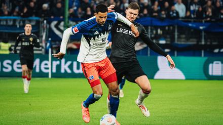 Robert Glatzel (links, im Duell mit dem Stuttgarter Pascal Stenzel) brachte den Hamburger SV mit 1:0 in Führung.