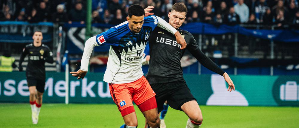 Robert Glatzel (links, im Duell mit dem Stuttgarter Pascal Stenzel) brachte den Hamburger SV mit 1:0 in Führung.  