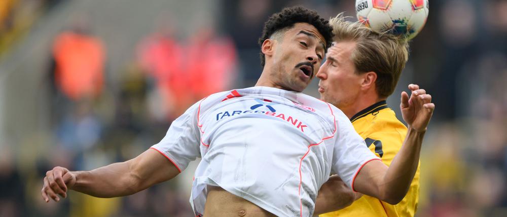 Der Düsseldorfer Emmanuel Iyoha (l.) wurde im Spiel in Dresden rassistisch beleidigt.