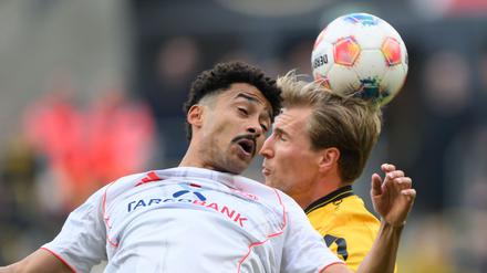 Emmanuel Iyoha (links) im Duell mit Dresdens Vincent Vermeij.