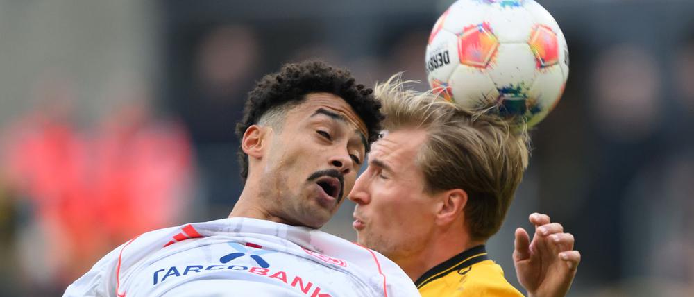 Emmanuel Iyoha (links) im Duell mit Dresdens Vincent Vermeij.