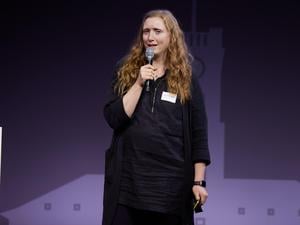 Nora Sophie Griefahn, geschäftsführende Vorständin von „Cradle to Cradle“, beschrieb auf der „Neustart-Konferenz“ das Konzept ihres Vereins.
Foto: Jörg Carstensen/FUNKE Foto Services