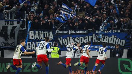 Fabio Vieira (Rückennummer 20) traf in der Nachspielzeit zum umjubelten Siegtreffer.