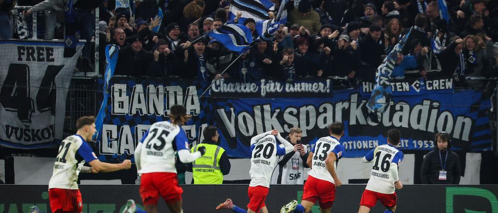 Fabio Vieira (Rückennummer 20) traf in der Nachspielzeit zum umjubelten Siegtreffer.