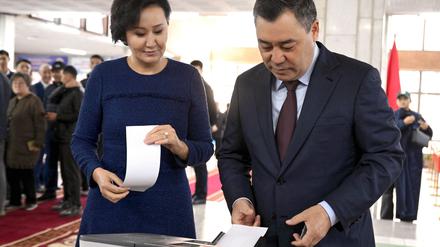 Der kirgisische Präsident Sadyr Schaparow gibt seine Stimme bei der Parlamentswahl ab. 