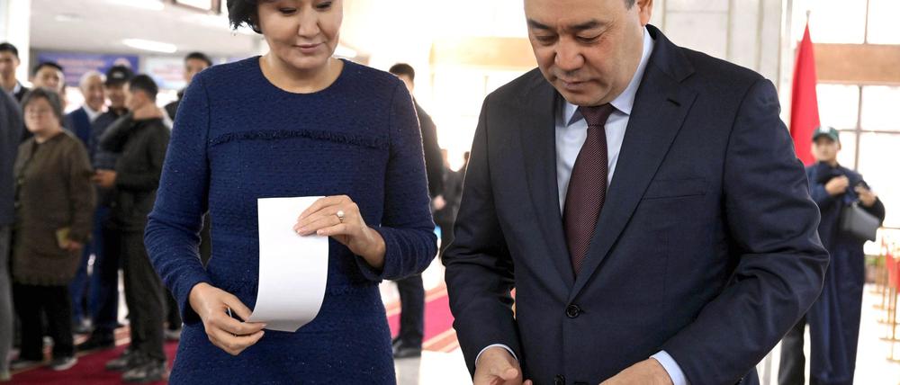 Der kirgisische Präsident Sadyr Schaparow gibt seine Stimme bei der Parlamentswahl ab. 