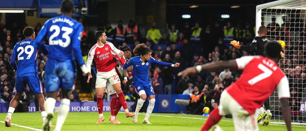 Mikel Merino (3.v.l) erzielt den Ausgleich für Arsenal.