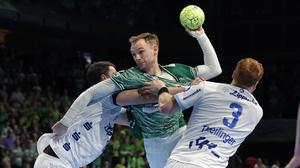 Mathias Gidsel (Mi.) wird aufgehalten.