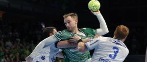 Mathias Gidsel (Mi.) wird aufgehalten.